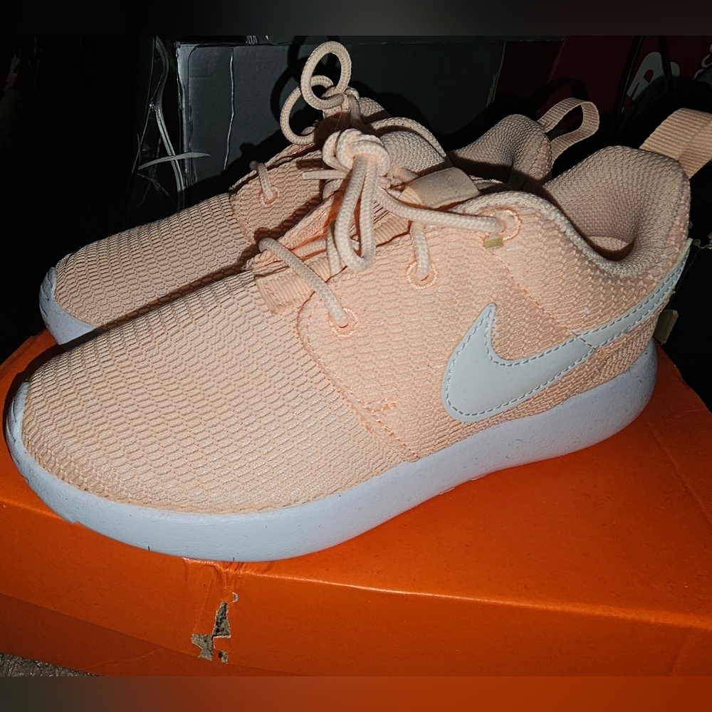 Stylish Nike Roshe One Crimsom Tint / White Sneakers Size 1Y